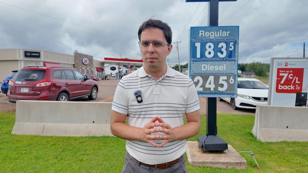 Frédéric devant une station-service.