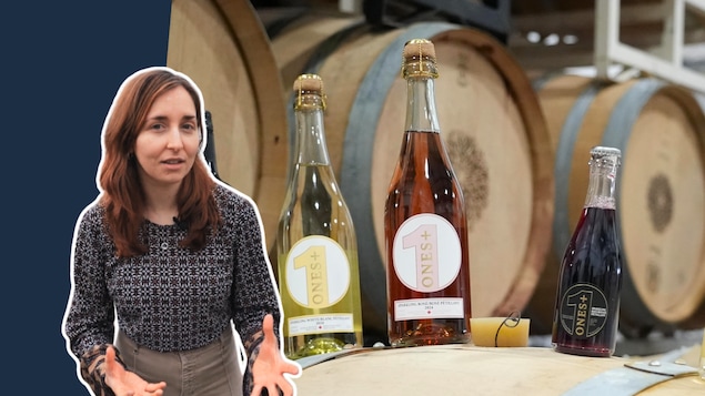La journaliste Charlotte Groulx devant des bouteilles de vin désalcolisé. 