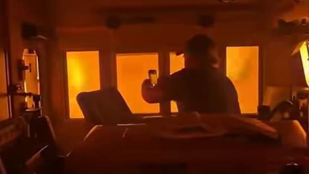 Un homme dans un train entouré par les flammes.