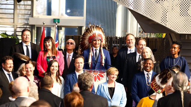 El nuevo primer ministro de Manitoba, Wab Kinew, llevando un tocado tradicional de plumas.