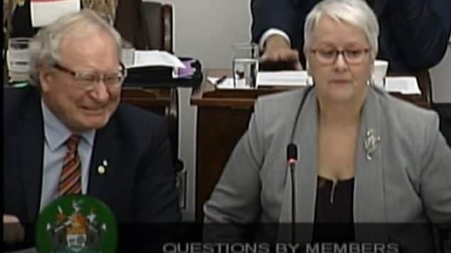 Le premier ministre Wade MacLauchlan a semblé s'esclaffer de rire au moment où la ministre Paula Biggar s'est excusée à l'Assemblée législative pour avoir répondu «I don't speak French» à un message qui lui avait été adressé en français.