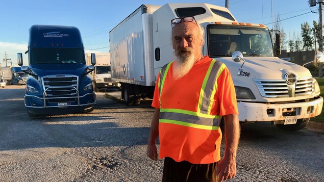 Une photo de Dave Walker devant son camion Une photo de Dave Walker devant son camion
