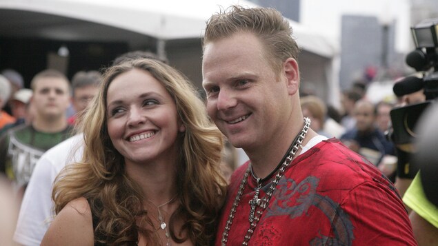 Photo de Nik Wallenda, qui tient sa femme Erendira dans ses bras.