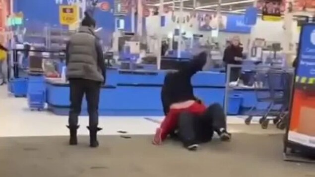 Un homme à califourchon sur un autre pour le rouer de coups.
