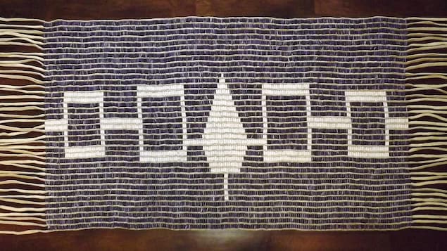 Le wampum de Hiawatha. Les wampums sont des tissages de coquillages blancs et pourpres Le wampum de Hiawatha. Les wampums sont des tissages de coquillages blancs et pourpres