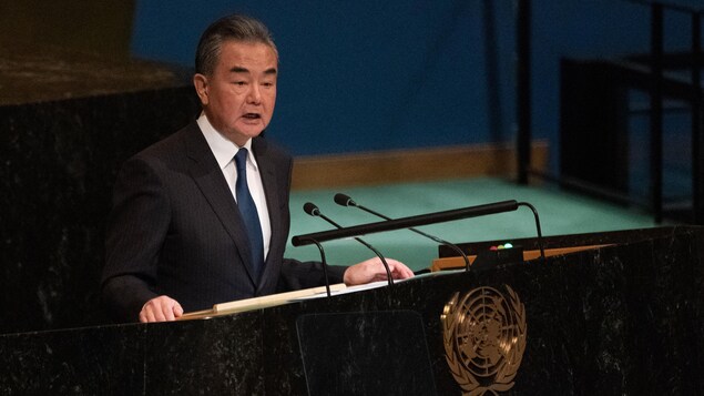Le ministre chinois des Affaires étrangères, Wang Yi, livre un discours à la tribune de l'Assemblée générale de l'ONU.