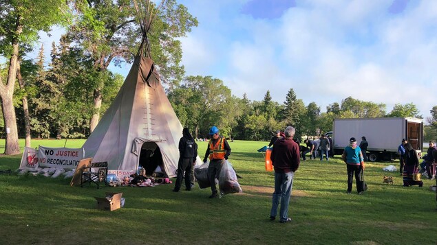 Les employés de la Province ont chargé les tentes et le matériel du camp dans des camions