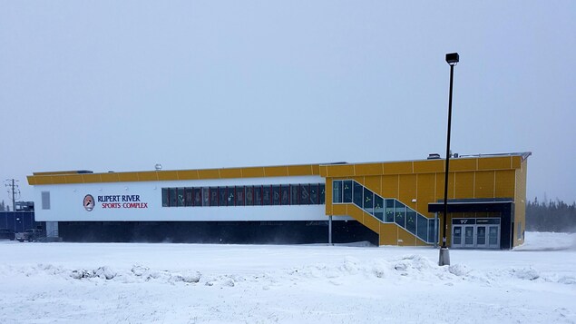 La façade de l'aréna de Waskaganish. La façade de l'aréna de Waskaganish.