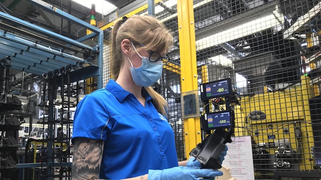 Une employée de Waterville TG à l'ouvrage