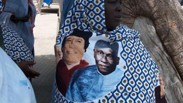 Lors de la venue du guide libyen Mouammar Kadhafi à Dakar en 2006, des wax à son effigie et celle du président sénégalais d'alors Abdoulaye Wade avaient été créés.