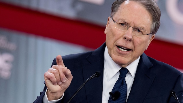 Wayne LaPierre devant des micros.