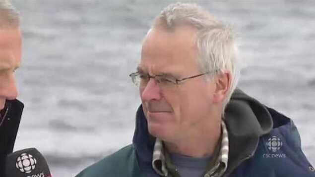 « Nous exécutons leur mandat à leur place », affirme Wayne Ledwell, qui dirige un groupe de sauvetage de baleines à Terre-Neuve. « Nous exécutons leur mandat à leur place », affirme Wayne Ledwell, qui dirige un groupe de sauvetage de baleines à Terre-Neuve.