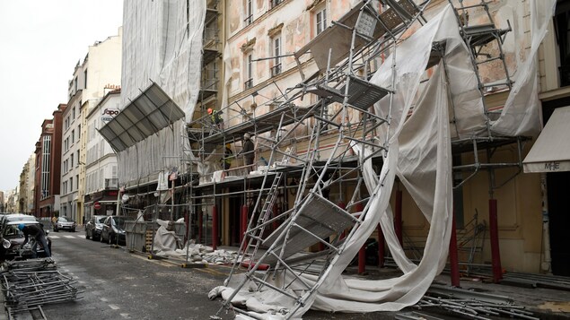Un échafaudage tombé dans la rue. Un échafaudage tombé dans la rue.