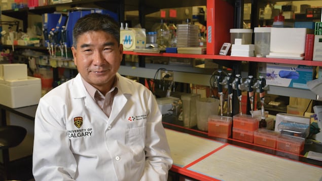 Le Dr Wee Yong en blouse blanche est assis dans un laboratoire.