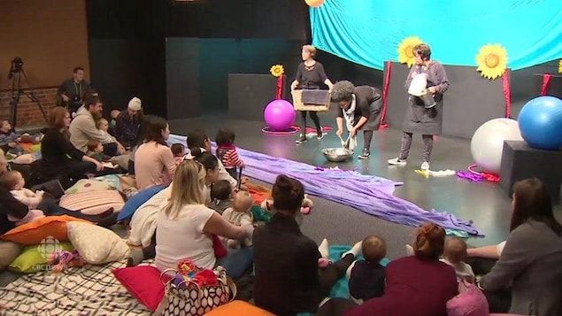 Une scène de théâtre avec des enfants, leurs parents et des acteurs Une scène de théâtre avec des enfants, leurs parents et des acteurs
