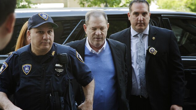 Harvey Weinstein entouré de deux policiers.