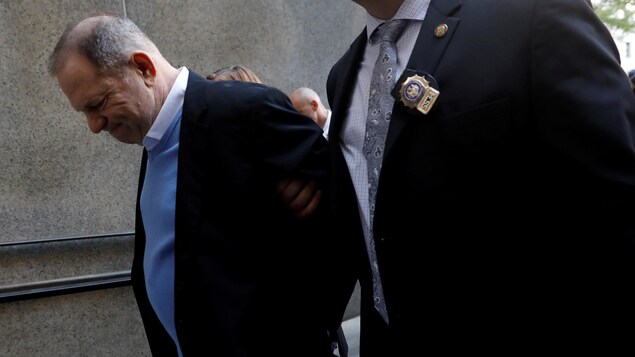 Harvey Weinstein escorté par un policier new-yorkais. Harvey Weinstein escorté par un policier new-yorkais.