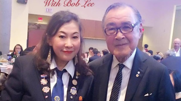 袁薇与UBC校监李亮汉先生（Robert  Lee）参与慈善活动。李亮汉先生于去年二月去世。
