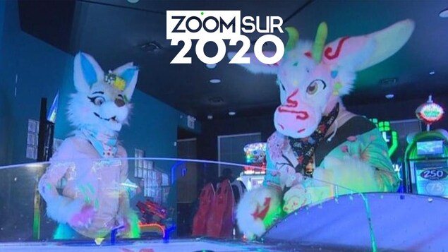 Deux personnes déguisées en animal en peluche.