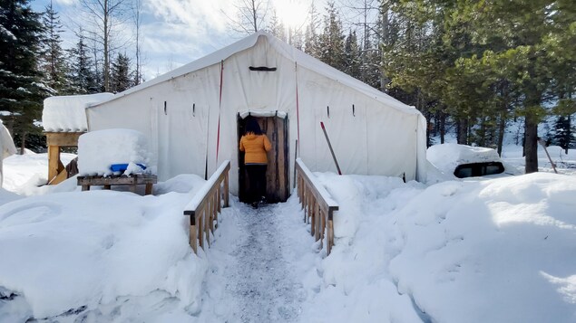Gaylene Morris rentre dans une cabane.