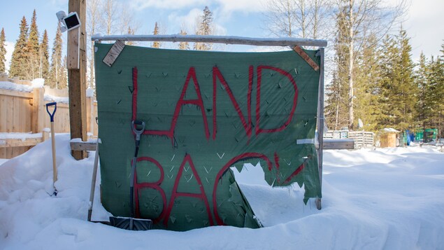 Un panneau avec l'inscription «Land Back»
