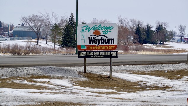 Une affiche sur une route annonçant la bienvenue à Weyburn.