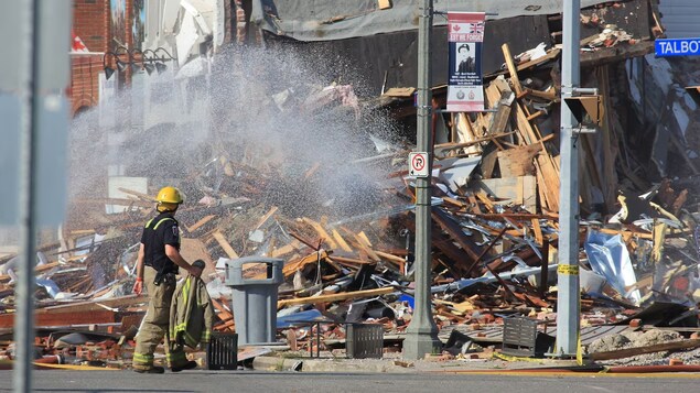 Un pompier devant les débris d'un édifice détruit par une explosion à Wheatley, en août 2021.