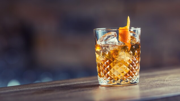 Un cocktail posé sur un bar.
