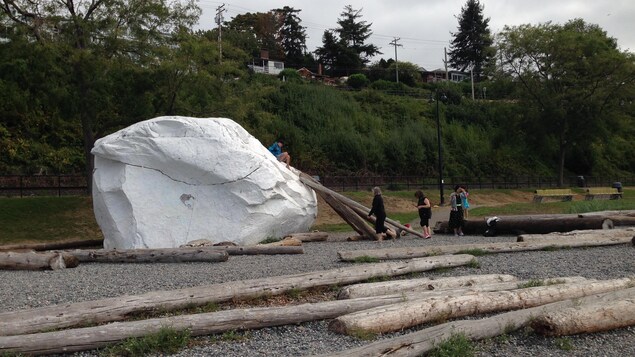 Un enfant tente de descendre du rocher de White Rock.