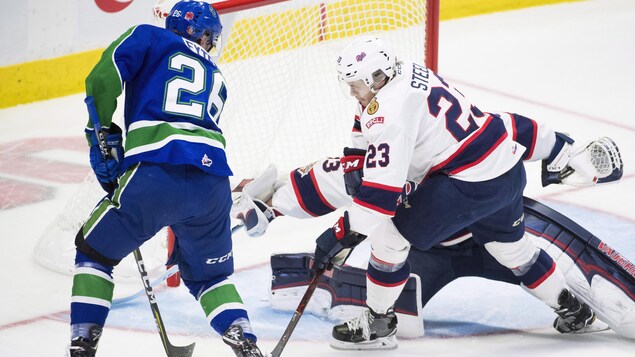 L'attaquant des Pats de Regina, Sam Steel, empêche le joueur des Broncos de Swift Current Andrew Fyten de marquer un but.