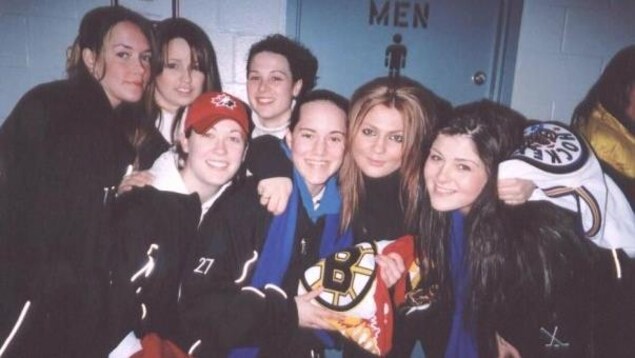 Des membres de l'équipe de hockey féminin des Wildcats de Windsor en 2005. Des membres de l'équipe de hockey féminin des Wildcats de Windsor en 2005.