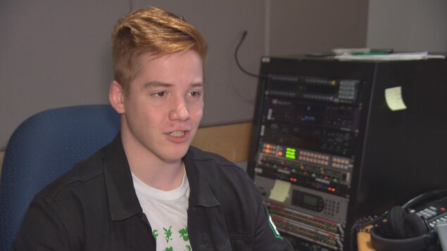 William Burton dans un studio radio de Radio-Canada
