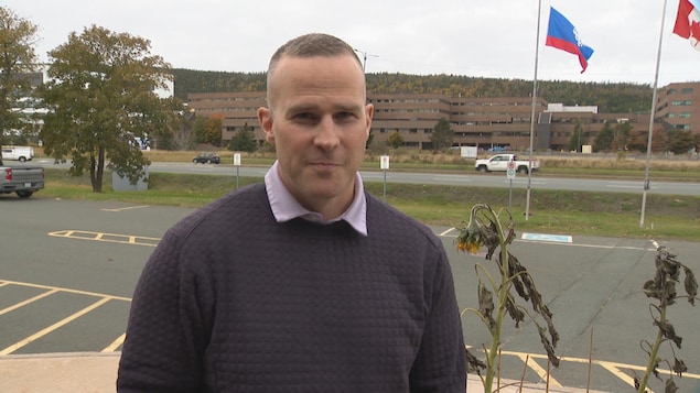 Dr William Moores, chef du service d'orthopédie de la zone urbaine Est à Saint-Jean de Terre-Neuve dans l'entrée de Radio-Canada.