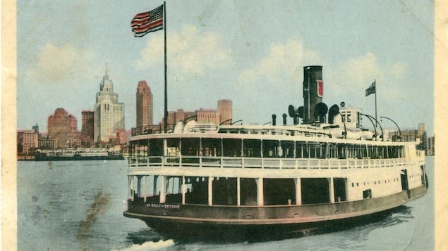 Reproduction d'une carte postale sur laquelle on voit un ferry. Reproduction d'une carte postale sur laquelle on voit un ferry.