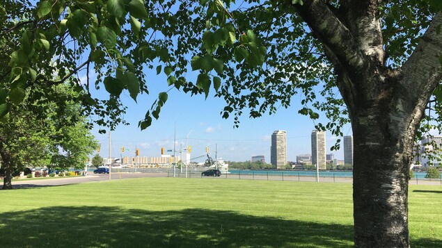 Le temps chaud de Windsor en Ontario contraste avec la météo à Hearst, dans le Nord de la province. Le temps chaud de Windsor en Ontario contraste avec la météo à Hearst, dans le Nord de la province.