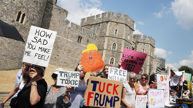 Quelques manifestants anti-Trump étaient présents, vendredi, à Windsor, pour accueillir le président des États-Unis. Quelques manifestants anti-Trump étaient présents, vendredi, à Windsor, pour accueillir le président des États-Unis.