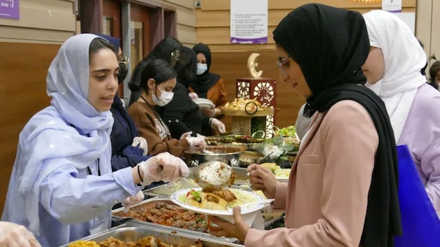 Des femmes qui servent de la nourriture pendant l'Iftar (Jeff Stapleton/CBC)