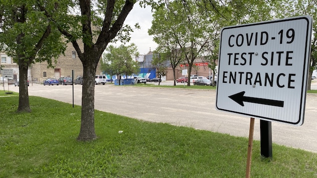 لافتة أمام مركز لاختبارات الكشف عن الإصبة بالـ’’كوفيد - 19‘‘.