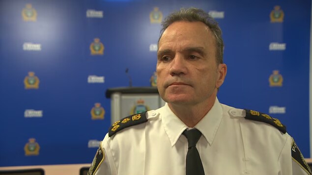 Mukha ni Chief Danny Smyth.