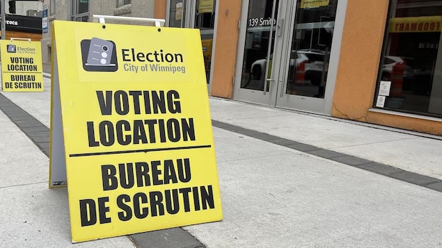 Un panneau indiquant un bureau de scrutin. 