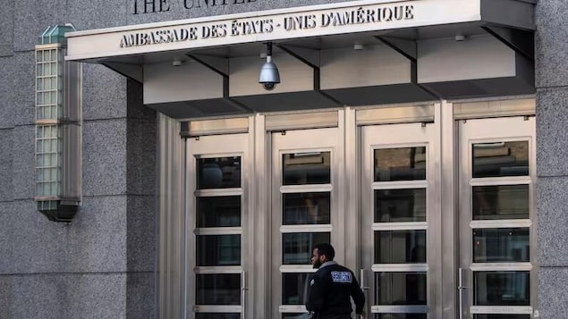 Un agent de sécurité devant l'ambassade américaine à Ottawa.

