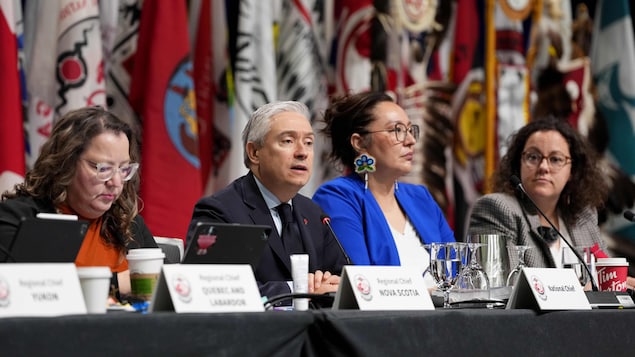 François-Philippe Champagne, accompagné de Cindy Woodhouse-Nepinal, de Mandy Gull-Masty et de Rebecca Alty, répond à une question.