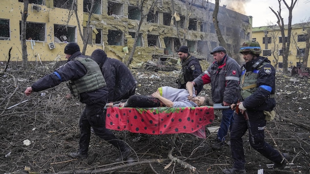 L’image d’une femme blessée mortellement en Ukraine remporte le World Press Photo