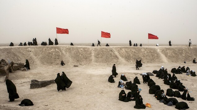 Des parentes d’hommes tués pendant la guerre Iran-Irak de 1980-1988 prient sur un site commémoratif, près de la frontière irakienne Des parentes d’hommes tués pendant la guerre Iran-Irak de 1980-1988 prient sur un site commémoratif, près de la frontière irakienne