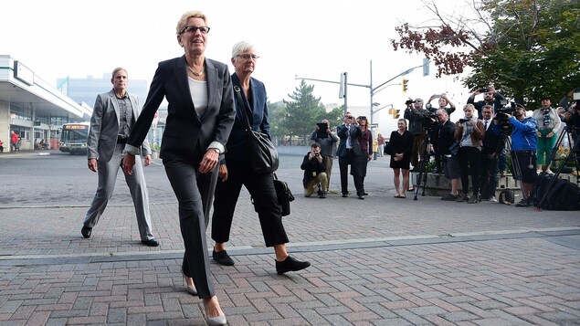 La première ministre Kathleen Wynne marche vers l'entrée du tribunal. La première ministre Kathleen Wynne marche vers l'entrée du tribunal.