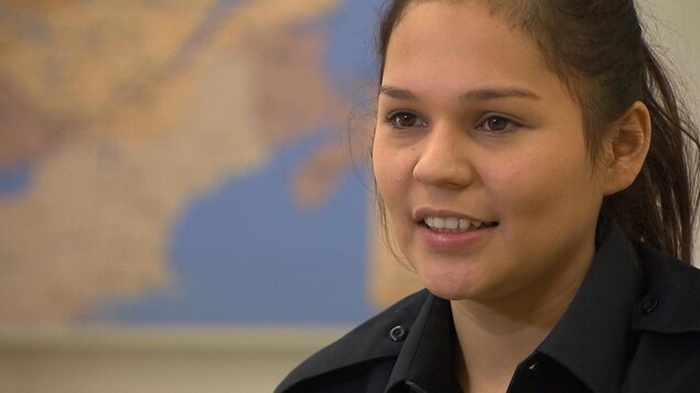 Wynoma Petiquay, une jeune femme autochtone de 22 ans, qui sourie en parlant. Wynoma Petiquay, une jeune femme autochtone de 22 ans, qui sourie en parlant.