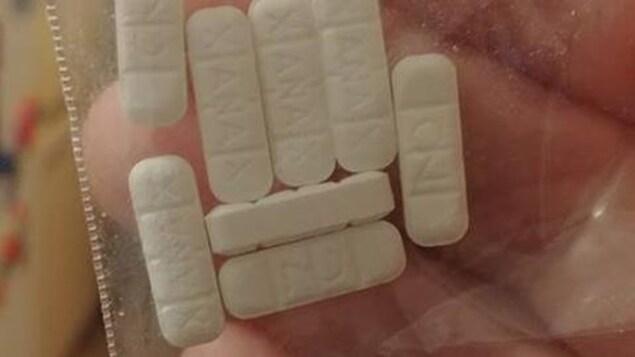 Un petit sachet en plastique avec des comprimés sur lesquels est écrit « Xanax ». Un petit sachet en plastique avec des comprimés sur lesquels est écrit « Xanax ».