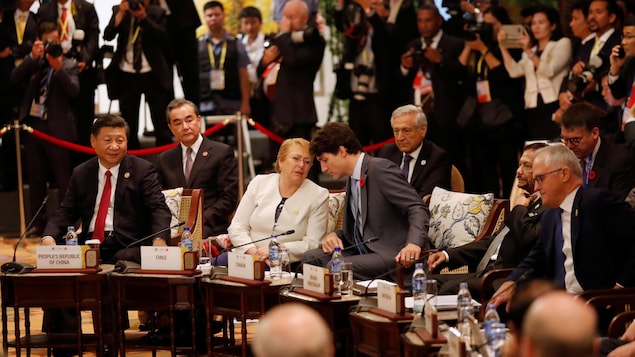 Le président chinois Xi, la présidente chilienne Bachelet, le premier ministre canadien Trudeau, le sultan du Brunei Bolkiah et le premier ministre australien Turnbull, assis à leur pupitre au Vietnam.