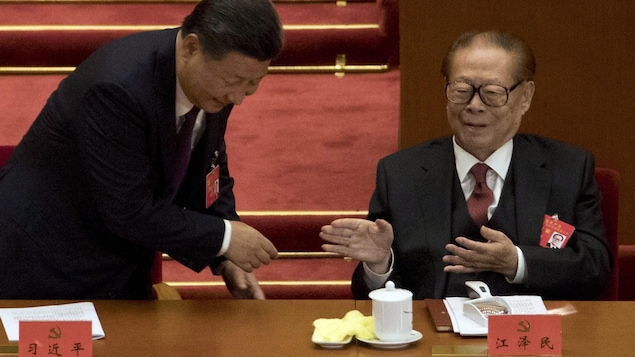 2017 年 10 月 18 日,中國國家主席習近平在北京人民大會堂舉行的第十九屆黨代會開幕式上發表講話后，與前中國國家主席江澤民握手。