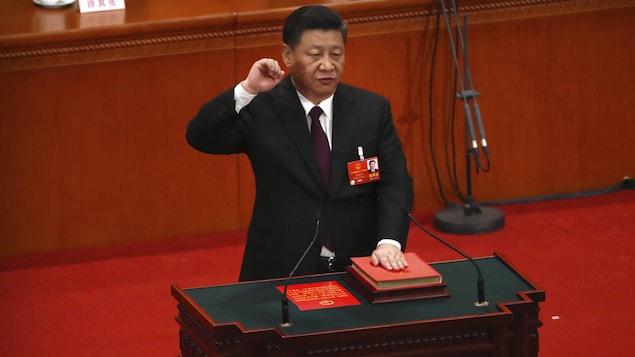 Xi Jinping se fait photographier alors qu'il prête serment à Pékin. Xi Jinping se fait photographier alors qu'il prête serment à Pékin.